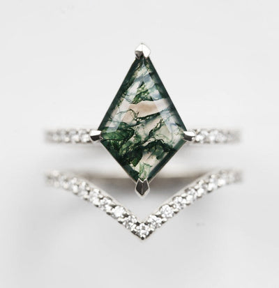 Green Kite Moss Agate Ring Set with White Diamonds on the Bands