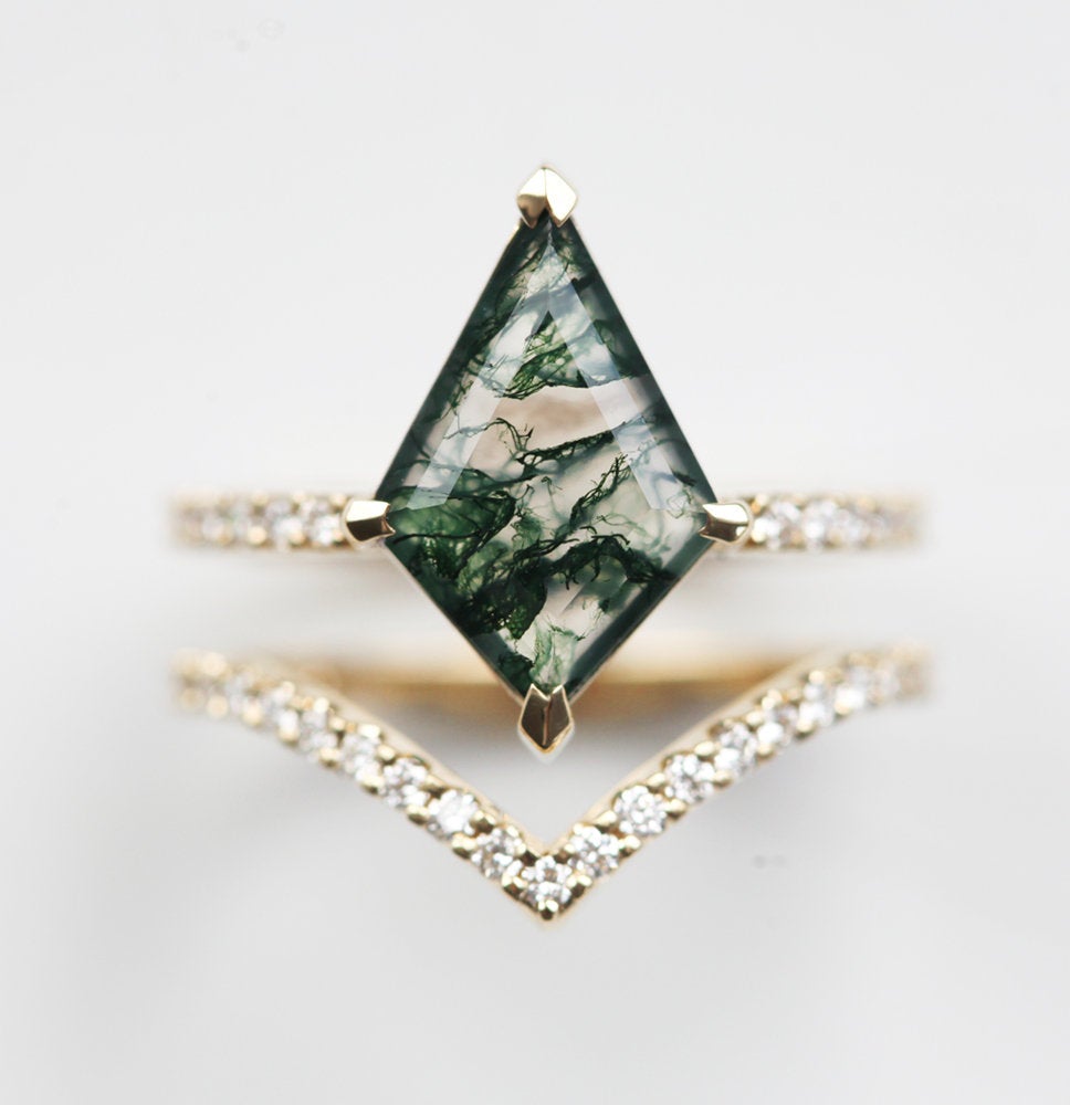 Green Kite Moss Agate Ring Set with White Diamonds on the Bands