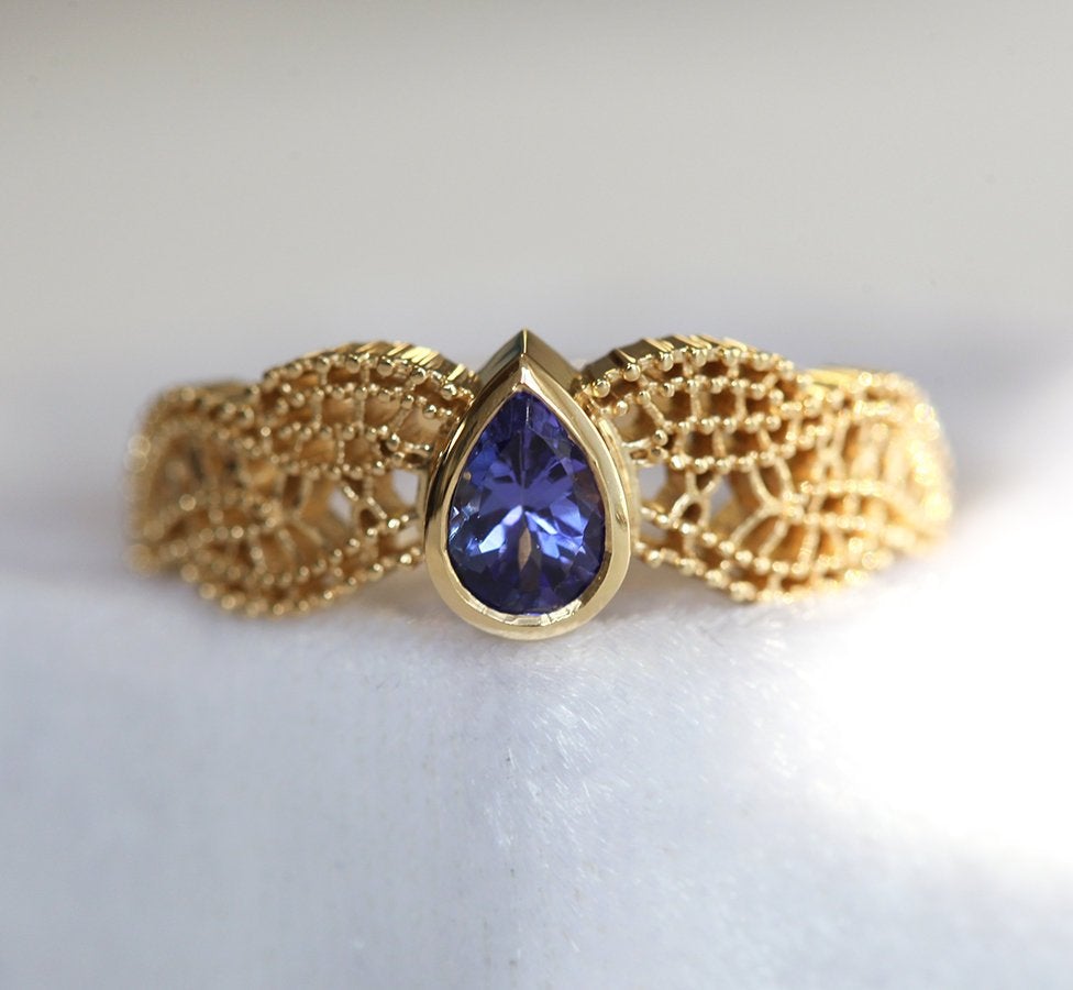 Purple Pear Tanzanite with Unique Solitaire Yellow Gold Ring