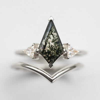 Kite Moss Agate Ring with 2 Side Triangle-Cut White Diamonds