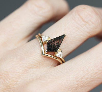 Kite Moss Agate Ring with 2 Side Triangle-Cut White Diamonds