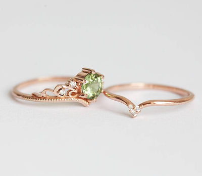 Round green sapphire ring with white side diamonds and matching band