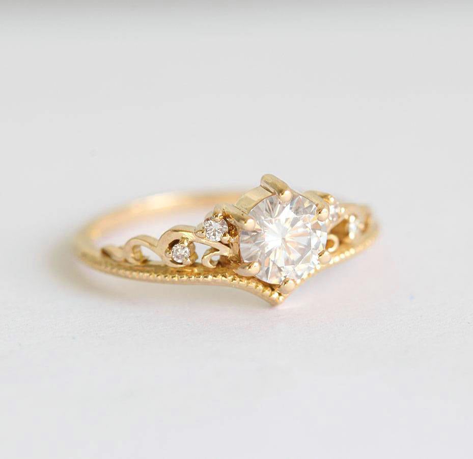 BELLA ROUND MOISSANITE & DIAMOND RING-Capucinne
