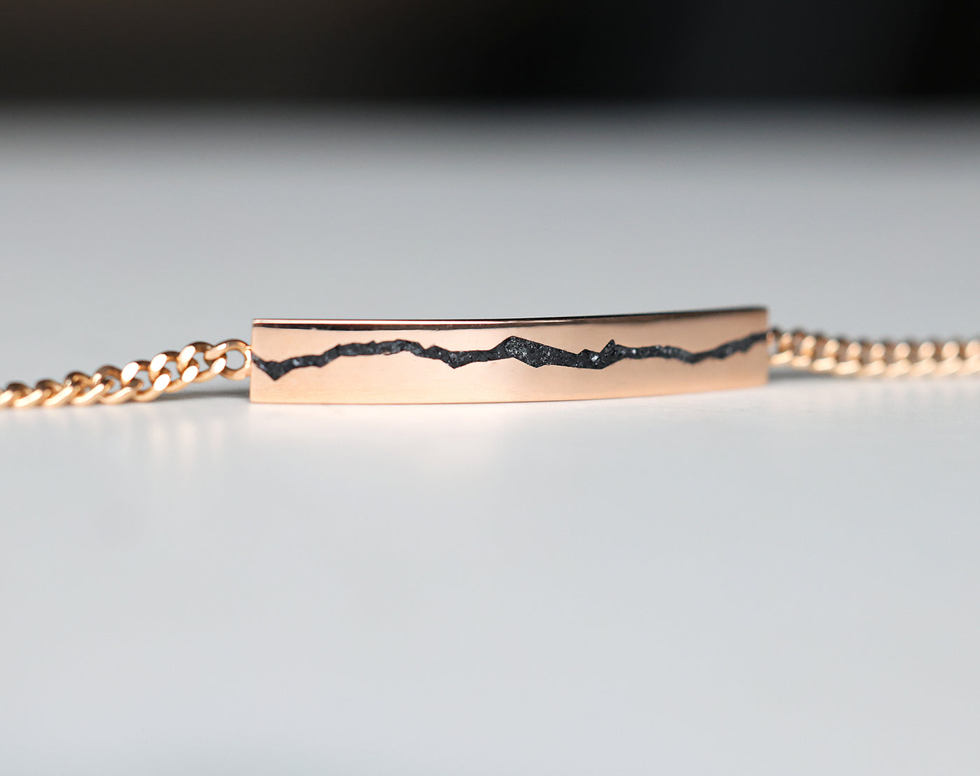 A modern men's black spinel inlay gold chain bracelet