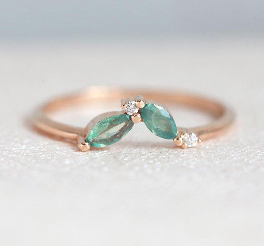 Marquise-Cut Alexandrite, Rose Gold Ring with 2 Round Diamonds