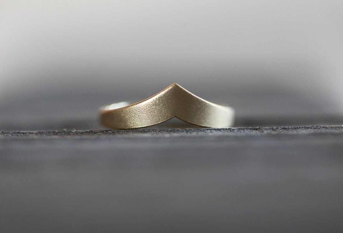 Chevron Curved Wedding Band Ring-Capucinne