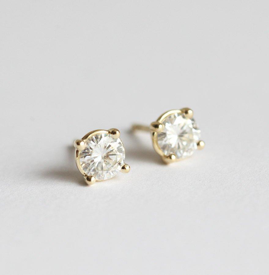 Simple Round White Diamond Stud Earrings