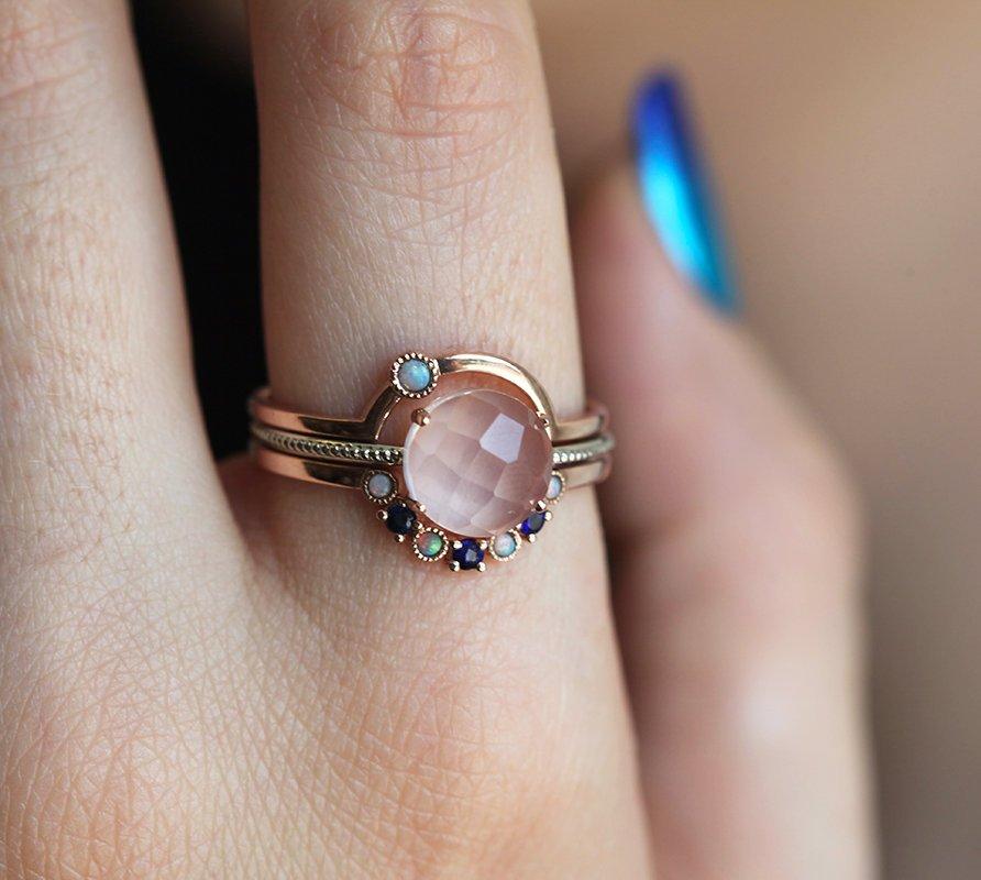 Curved opal nesting band with filigree Capucinne