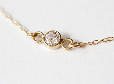 Gold chain necklace with round white diamond