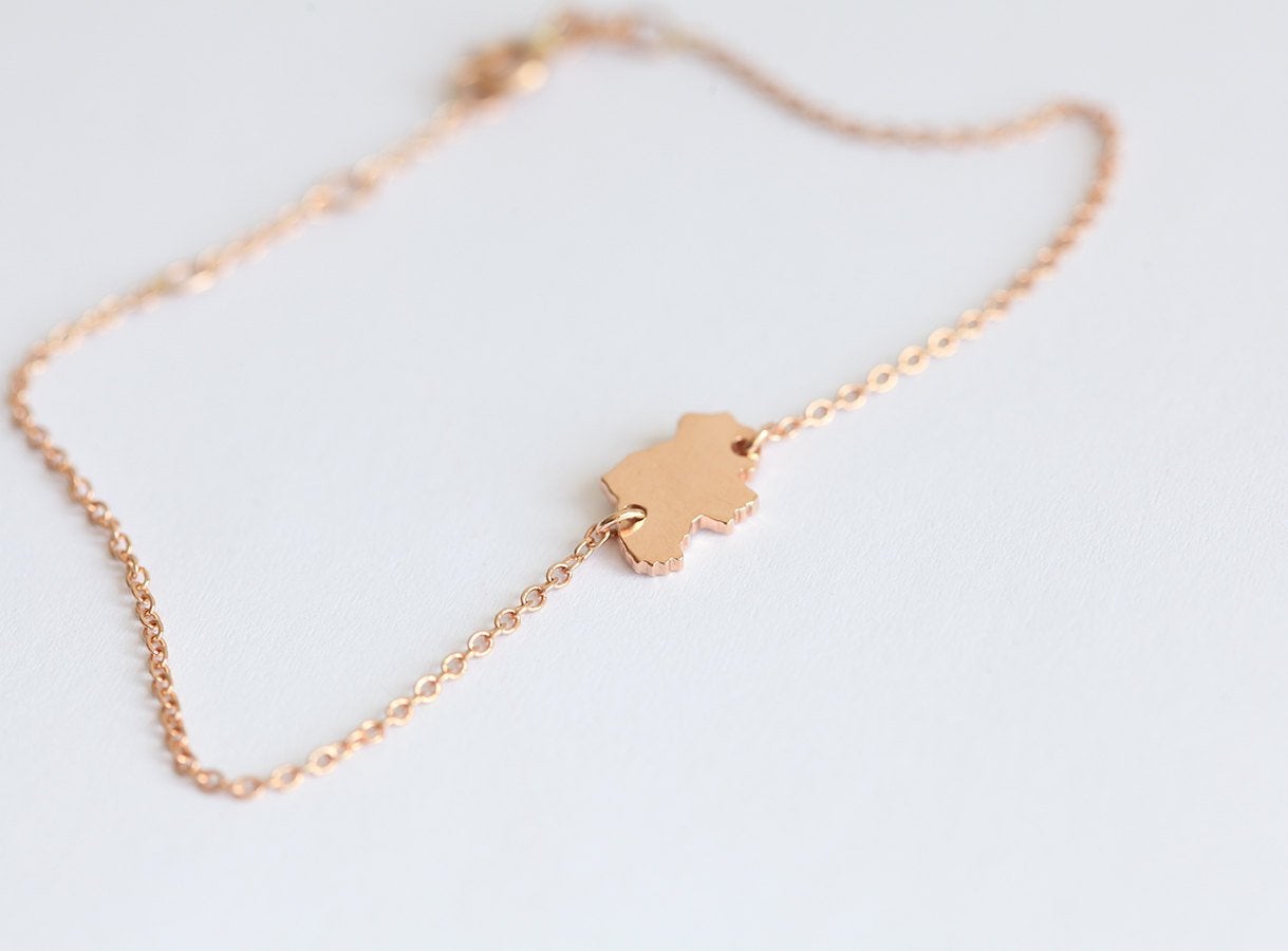 Gold chain bracelet with personalized country shape