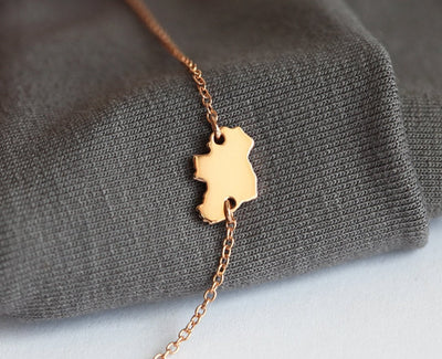 Gold chain bracelet with personalized country shape