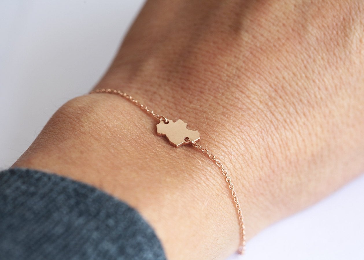 Gold chain bracelet with personalized country shape