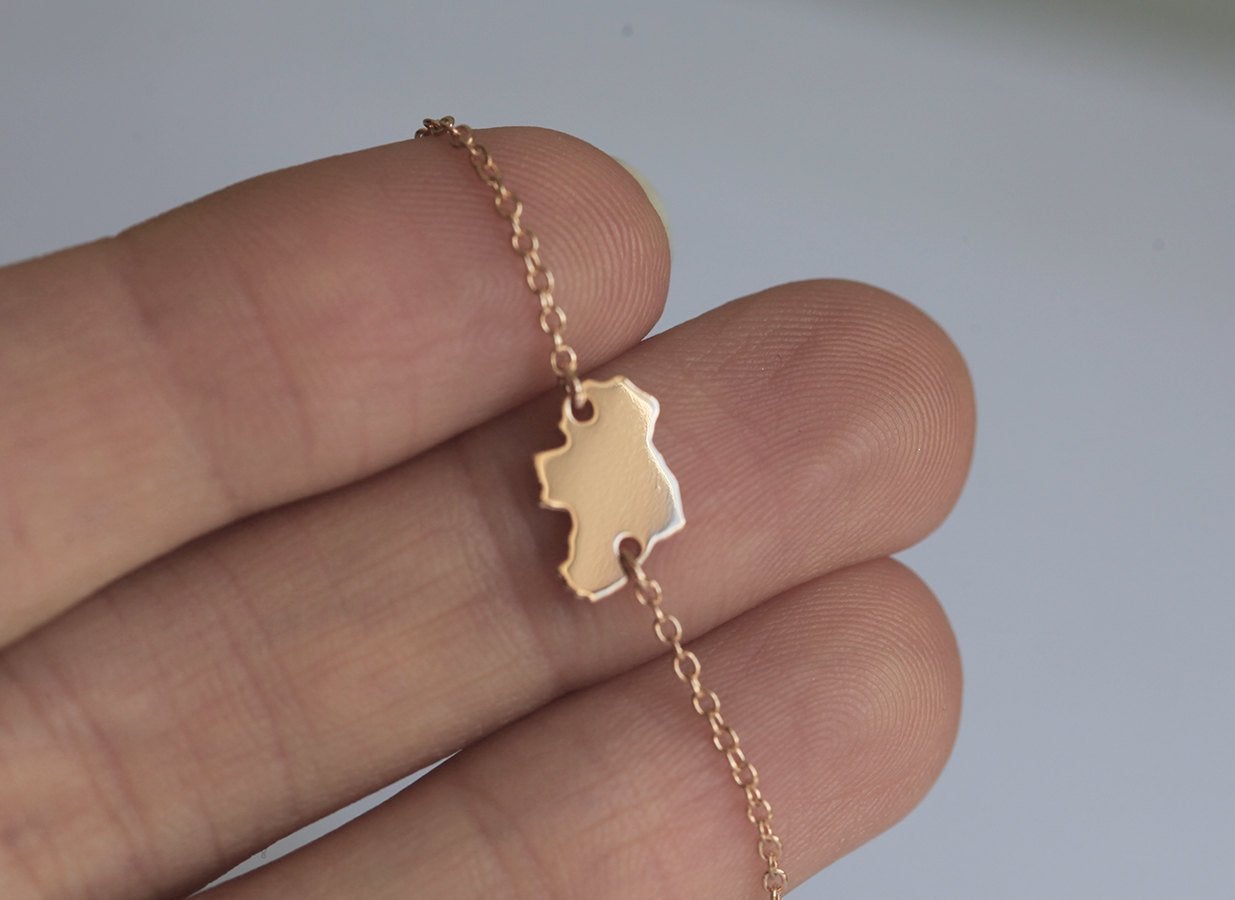 Gold chain bracelet with personalized country shape