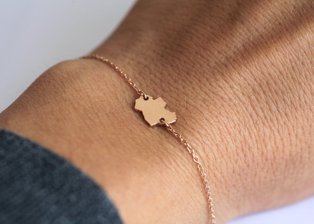 Gold chain bracelet with personalized country shape