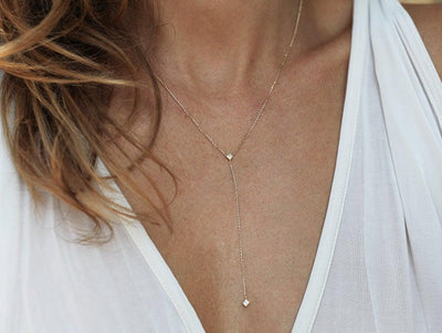 Gold lariat necklace with white princess-cut diamond