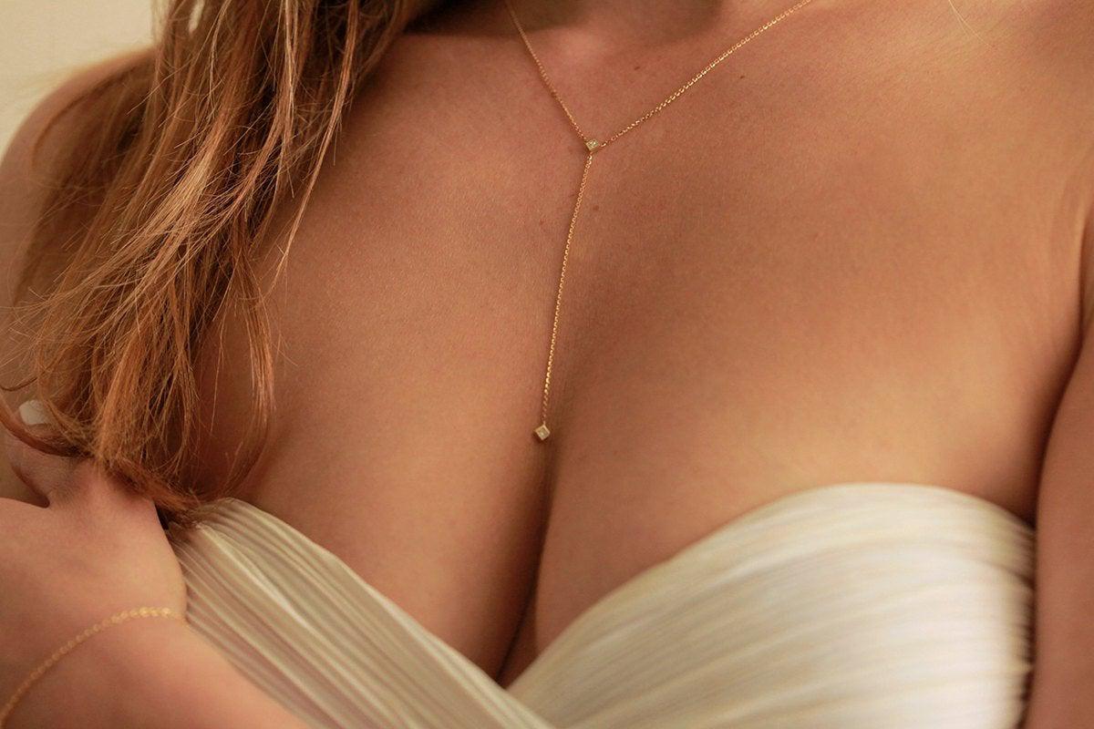 Gold lariat necklace with white princess-cut diamond