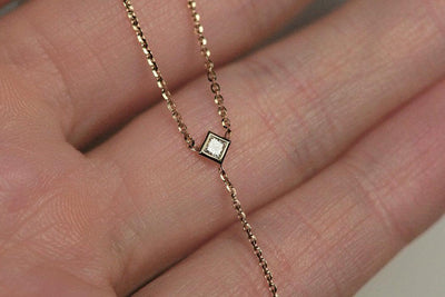 Gold lariat necklace with white princess-cut diamond