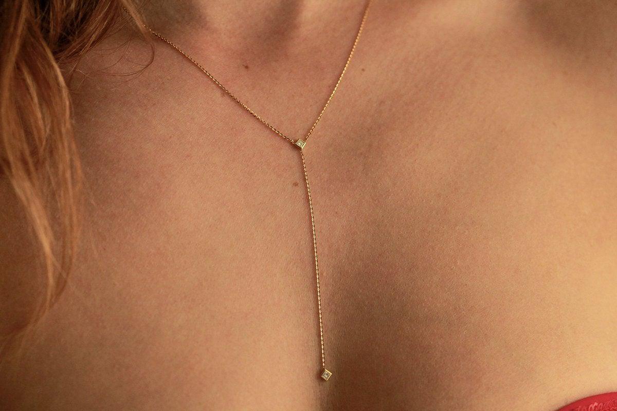 Gold lariat necklace with white princess-cut diamond