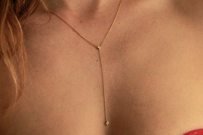 Gold lariat necklace with white princess-cut diamond