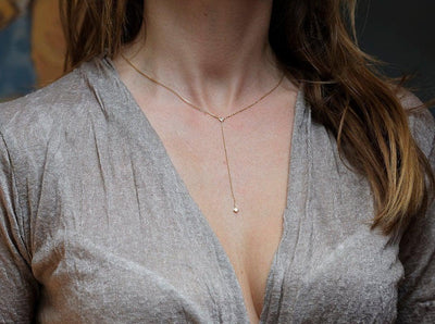 Gold lariat necklace with white princess-cut diamond