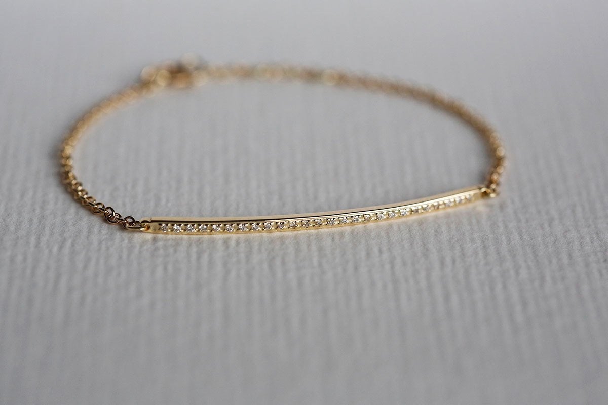 Gold bracelet with round white diamond pave