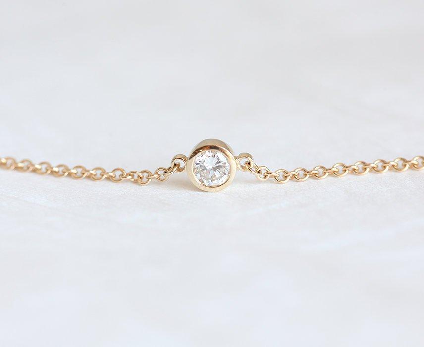 Gold chain bracelet with round white diamond