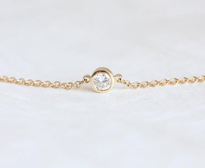 Gold chain bracelet with round white diamond