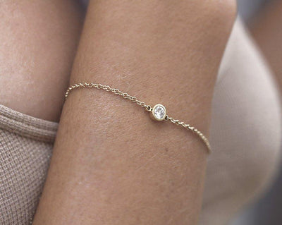 Gold chain bracelet with round white diamond