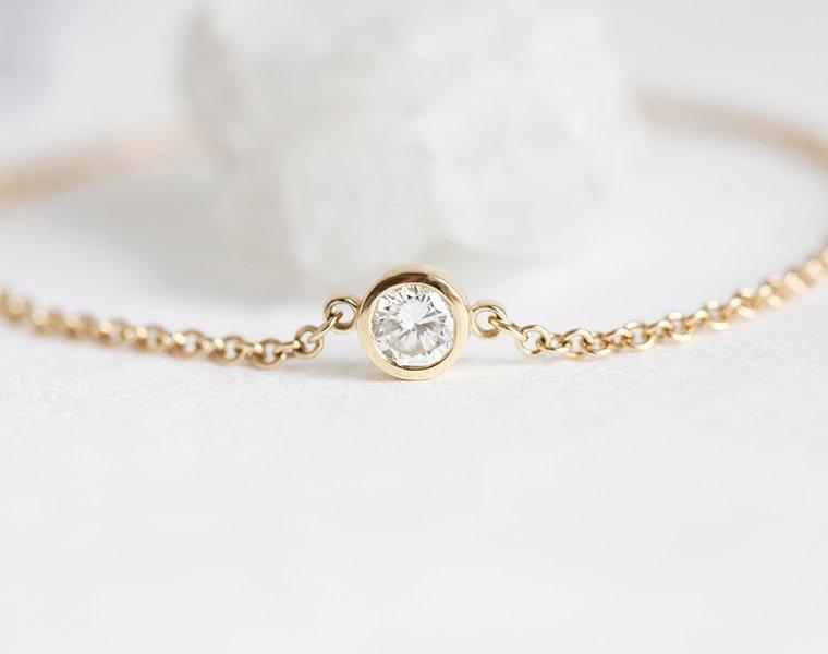 Gold chain bracelet with round white diamond