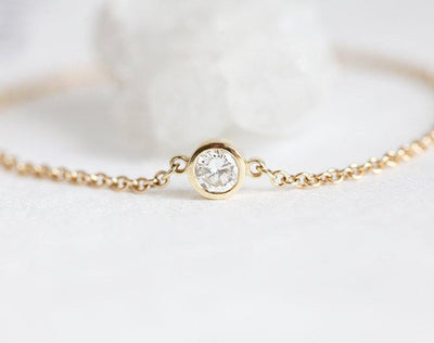 Gold chain bracelet with round white diamond