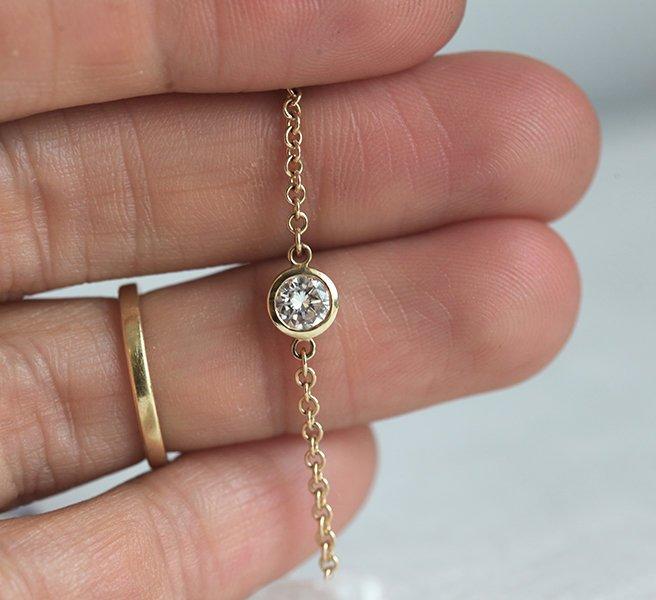 Gold chain bracelet with round white diamond