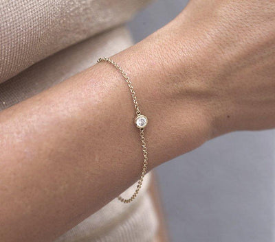 Gold chain bracelet with round white diamond