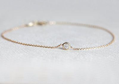 Gold chain bracelet with round white diamond