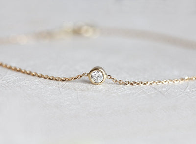 Gold chain bracelet with round white diamond