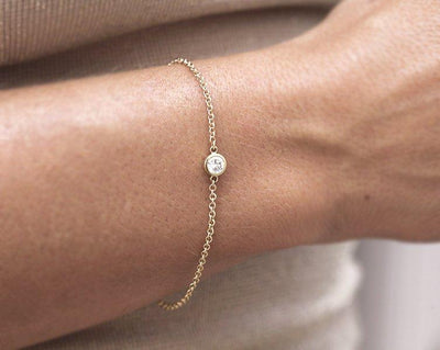 Gold chain bracelet with round white diamond