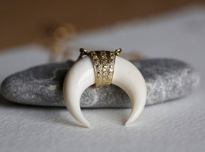 Gold necklace with horn and diamonds