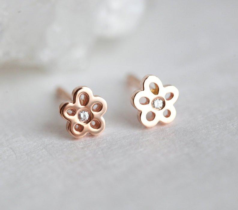 Round diamond stud floral gold earrings