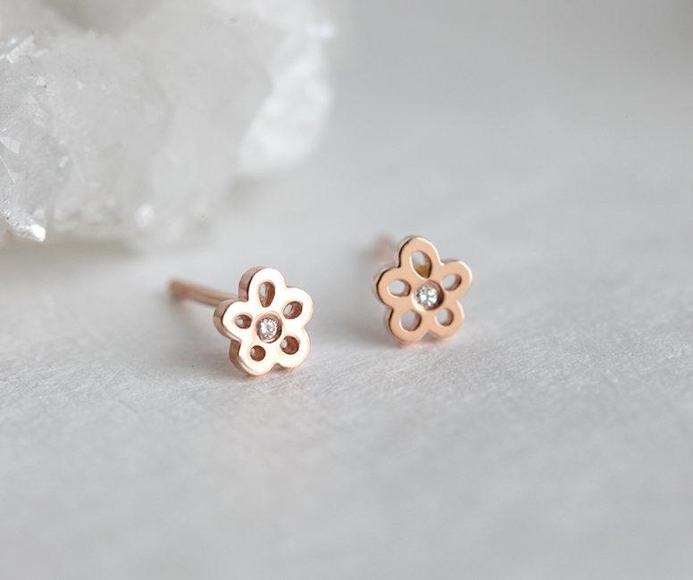 Round diamond stud floral gold earrings