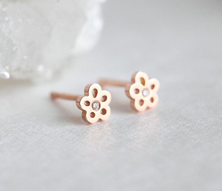 Round diamond stud floral gold earrings