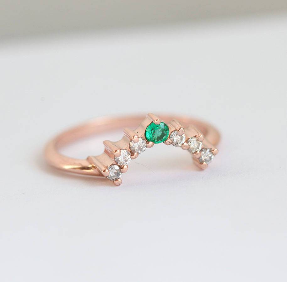 Round Emerald and Side White Diamonds Ring