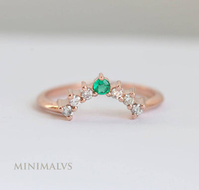 Round Emerald and Side White Diamonds Ring