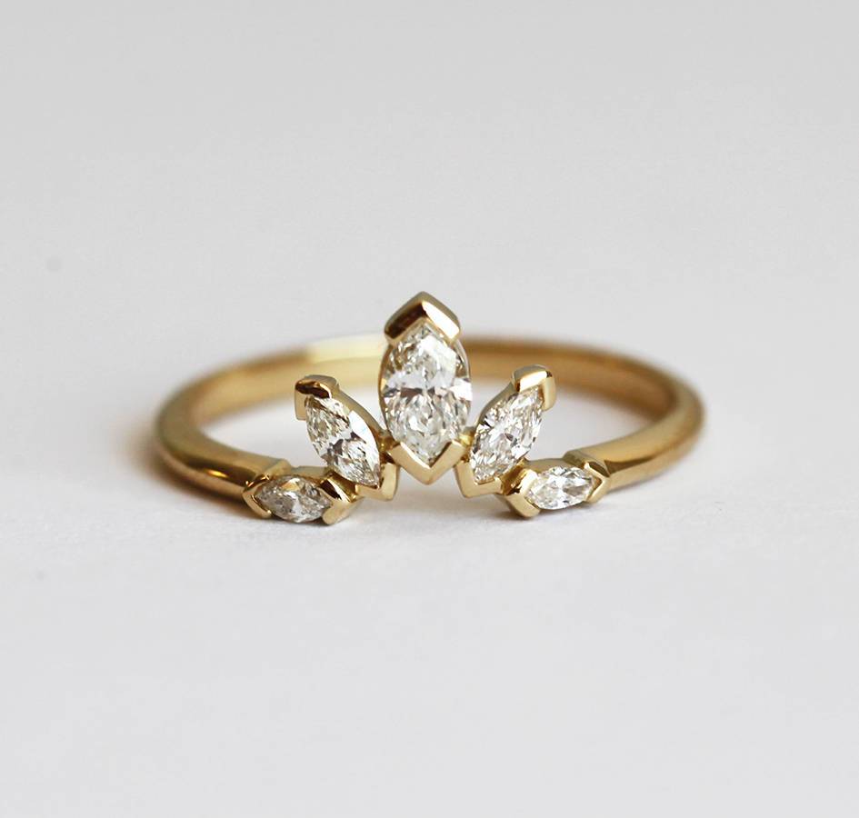 Marquise-Cut White Diamond Ring with 5 diamonds in total