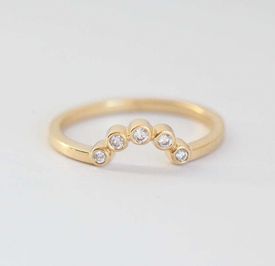 Round White Diamond Simple Curved Ring