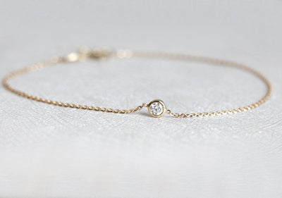 Bezel gold chain bracelet with round white diamond