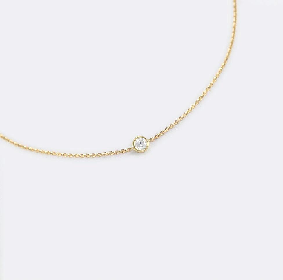 Bezel gold chain bracelet with round white diamond