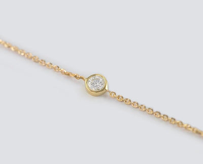 Bezel gold chain bracelet with round white diamond