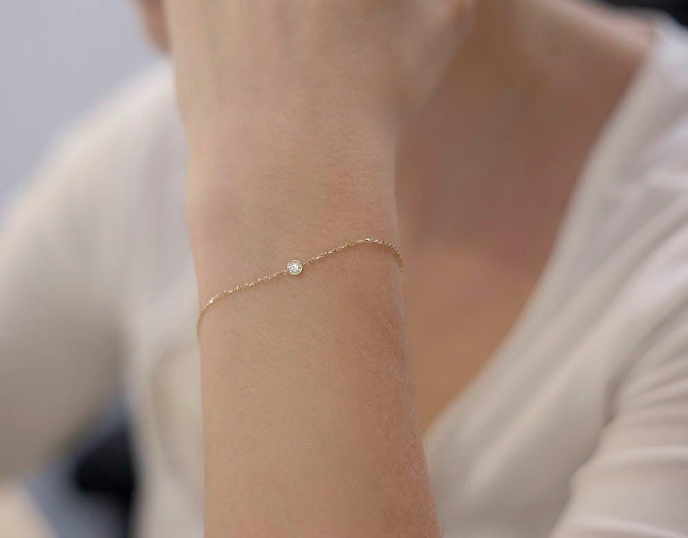 Bezel gold chain bracelet with round white diamond