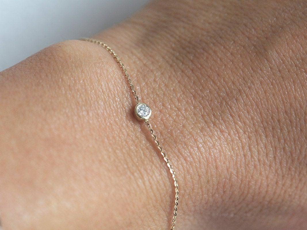 Bezel gold chain bracelet with round white diamond