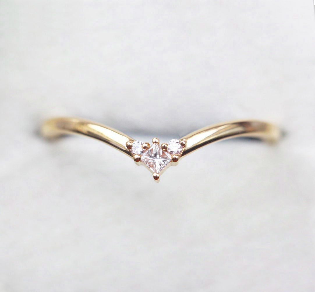 Princess Cut and Round Diamond Chevron V-Shaped Ring