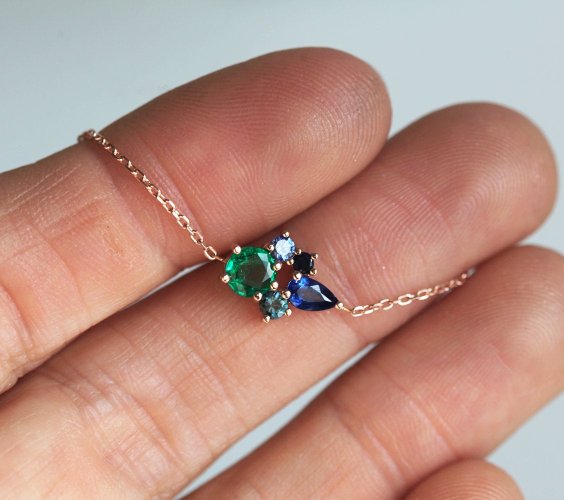 Round green emerald necklace with sapphires